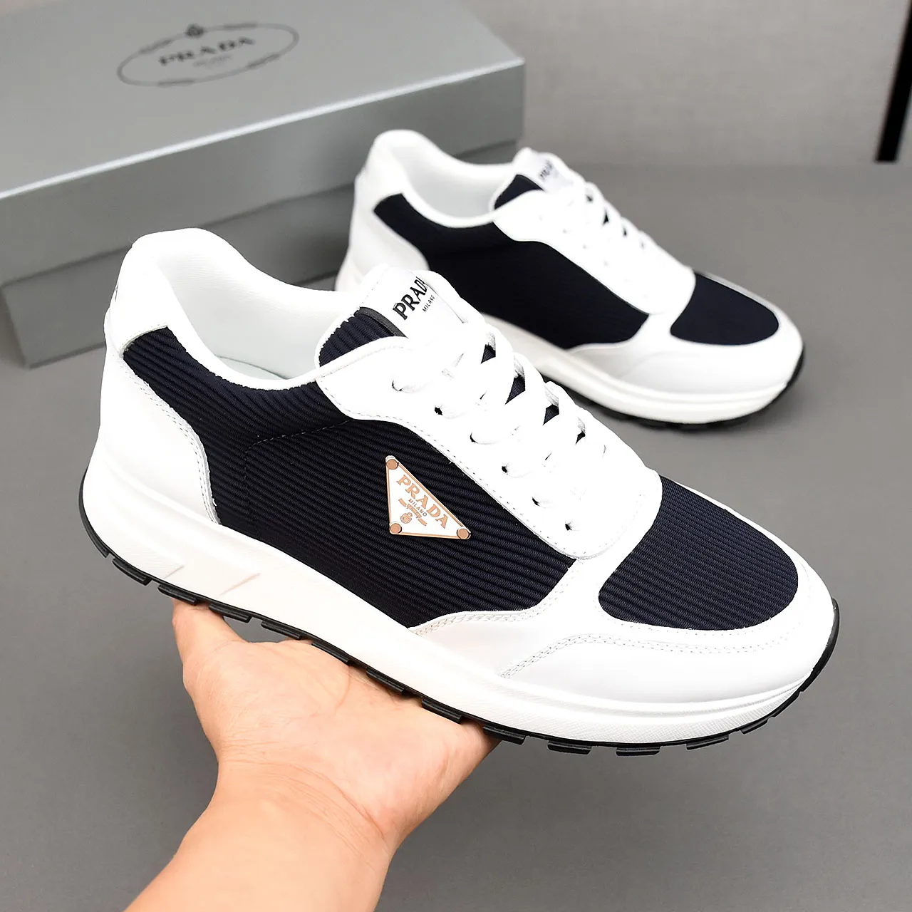 PP460👟👟👟Prada/Prada Prax men's series casual sports shoes Prax sports shoes combine style and comfort, with a unique sports design defined by exquisite materials and details. Fashionable, casual and versatile, it is decorated with an enameled triangle logo on the outside, a Prada Milano printed logo on the tongue, and a 2.5cm lightweight two-tone rubber sole for a comfortable wearing experience! Size: 38-39-40-41-42-43-44 standard leather shoe size